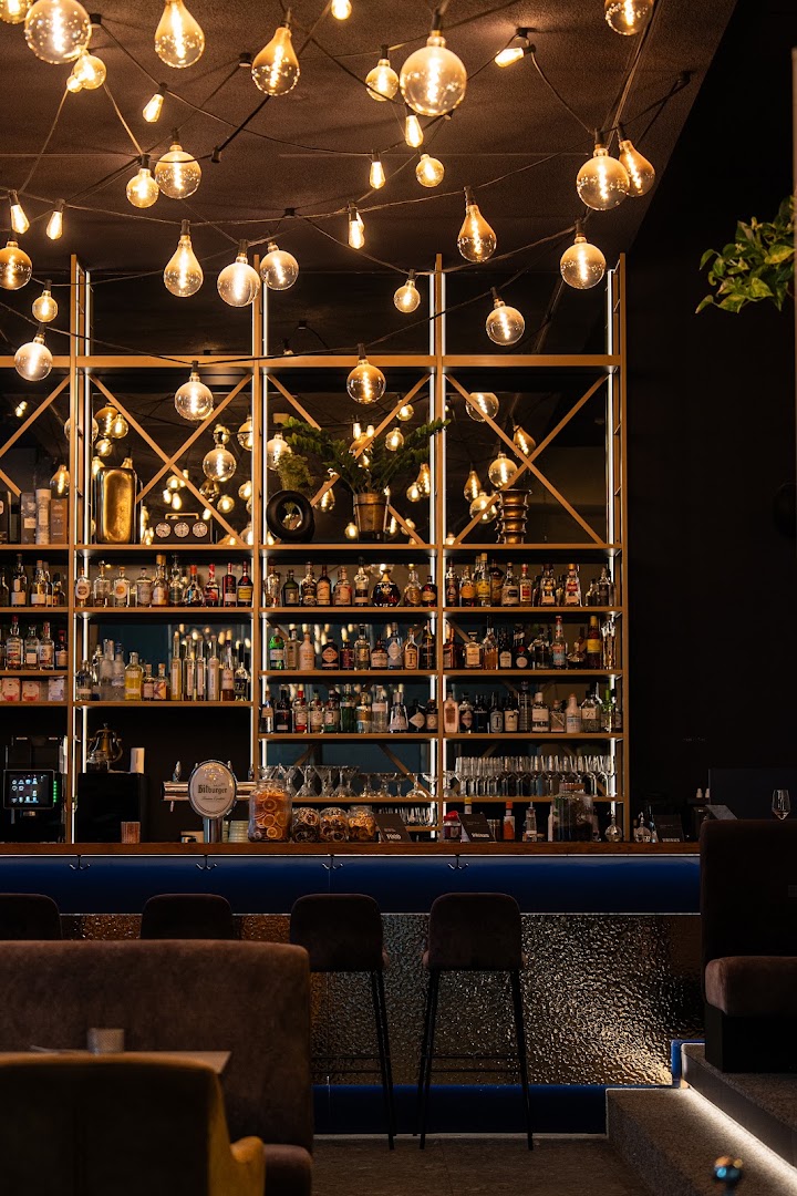 DIAN Izakaya: high quality atmospheric bar interior