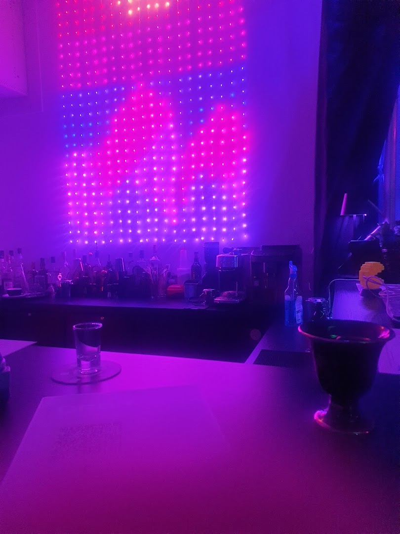Orbit Bar: bar atmosphere and lighting