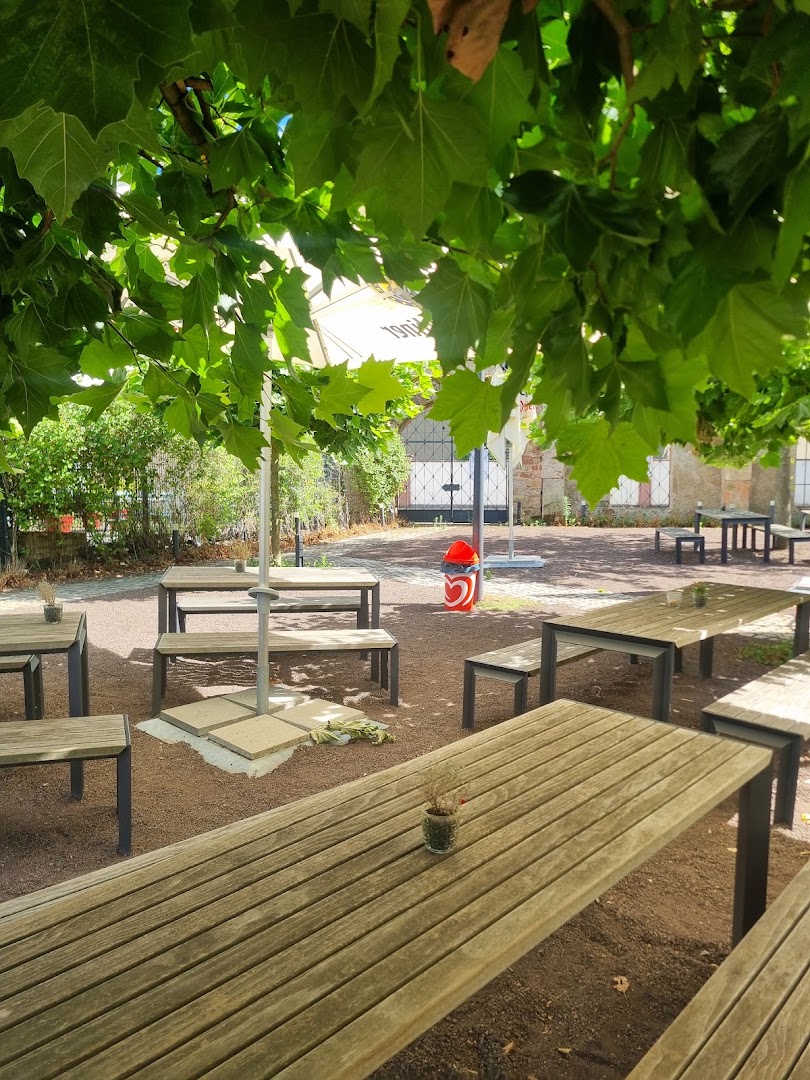 Stadtgarten Fetzenreich: inviting outdoor seating area shown