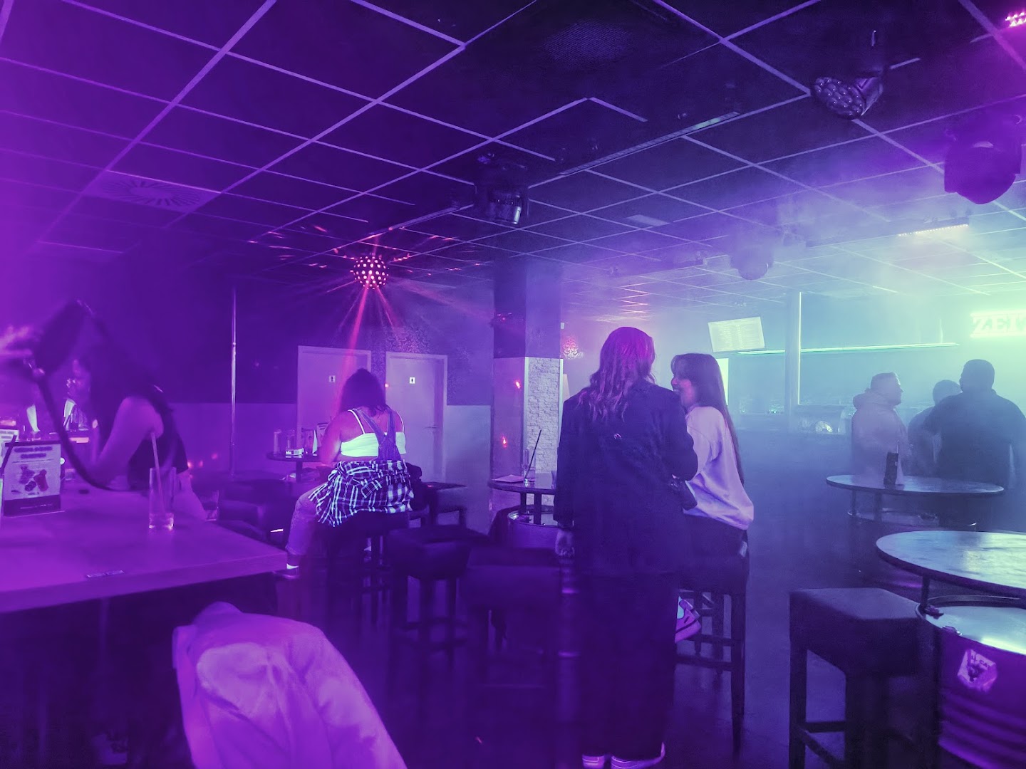 Zeitlos: bar's lively atmosphere