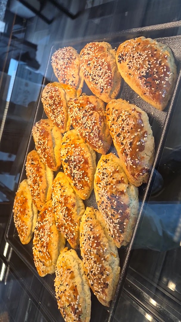 Asmin's Café und Bäckerei: appetizing photo of fresh pastries