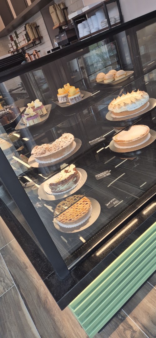 Asmin's Café und Bäckerei: appetizing display of fresh pastries