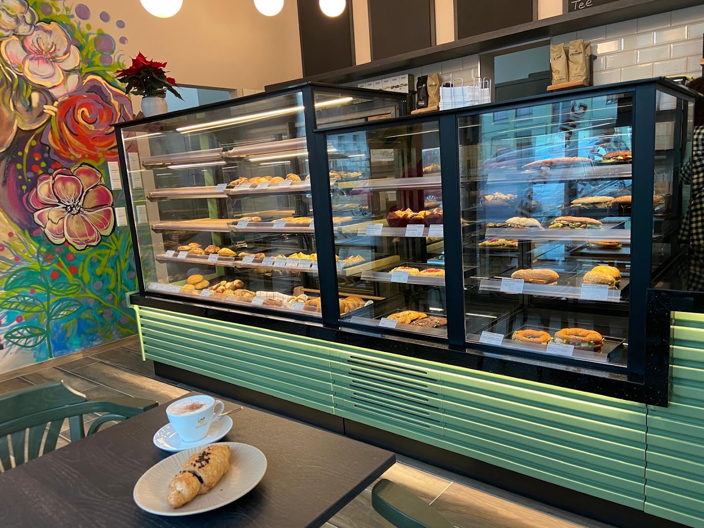 Asmin's Café und Bäckerei: appealing display of fresh food