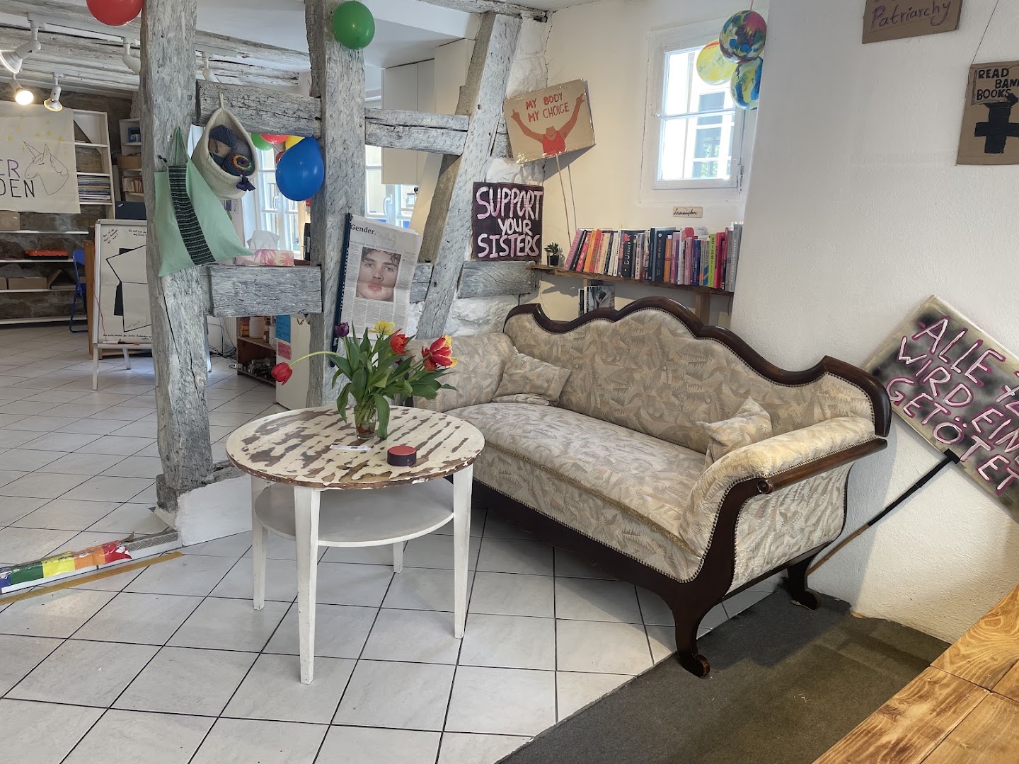 Bunter Buchladen: inviting and cozy shop interior