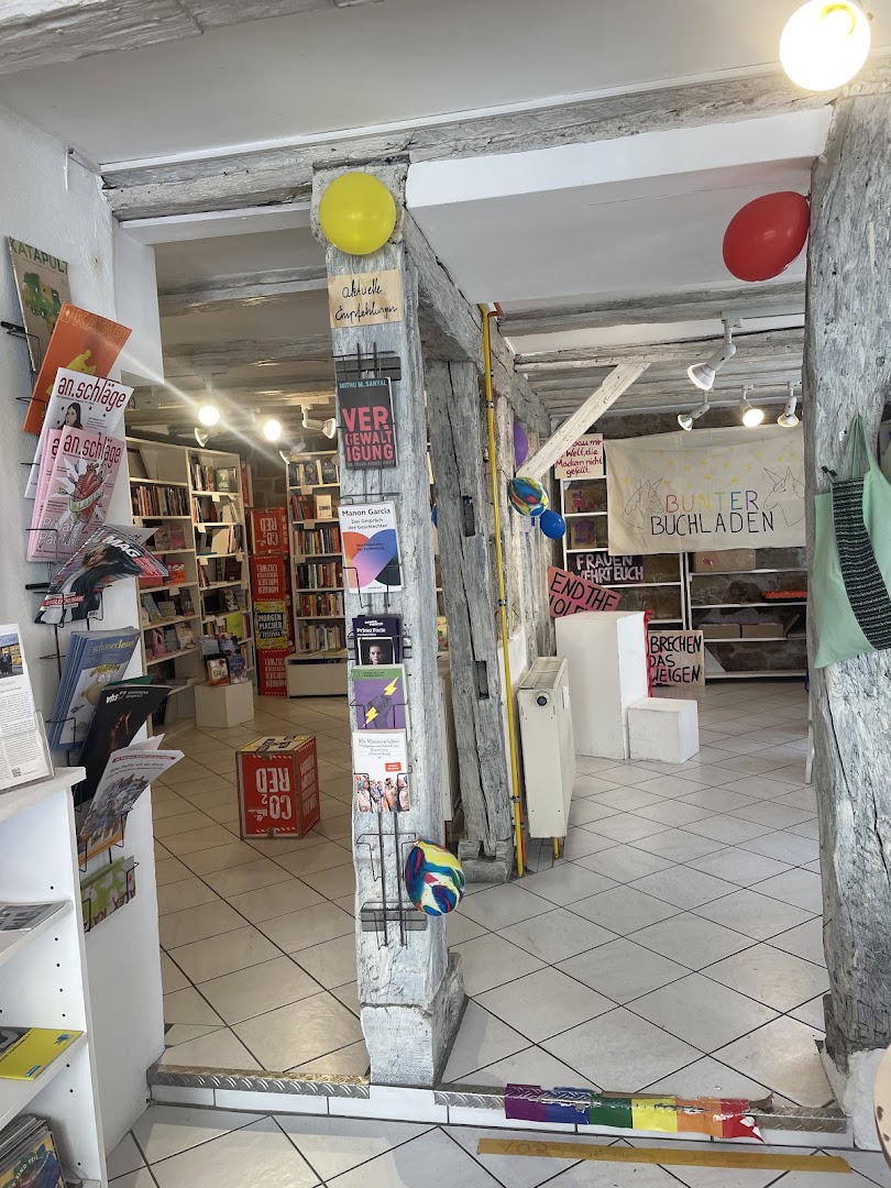 Bunter Buchladen: clear view of shop interior