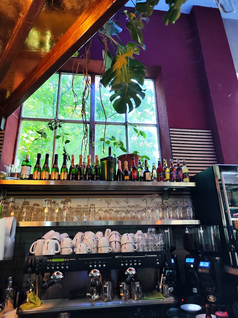 Café Panzer: attractive, high-quality interior atmosphere shot