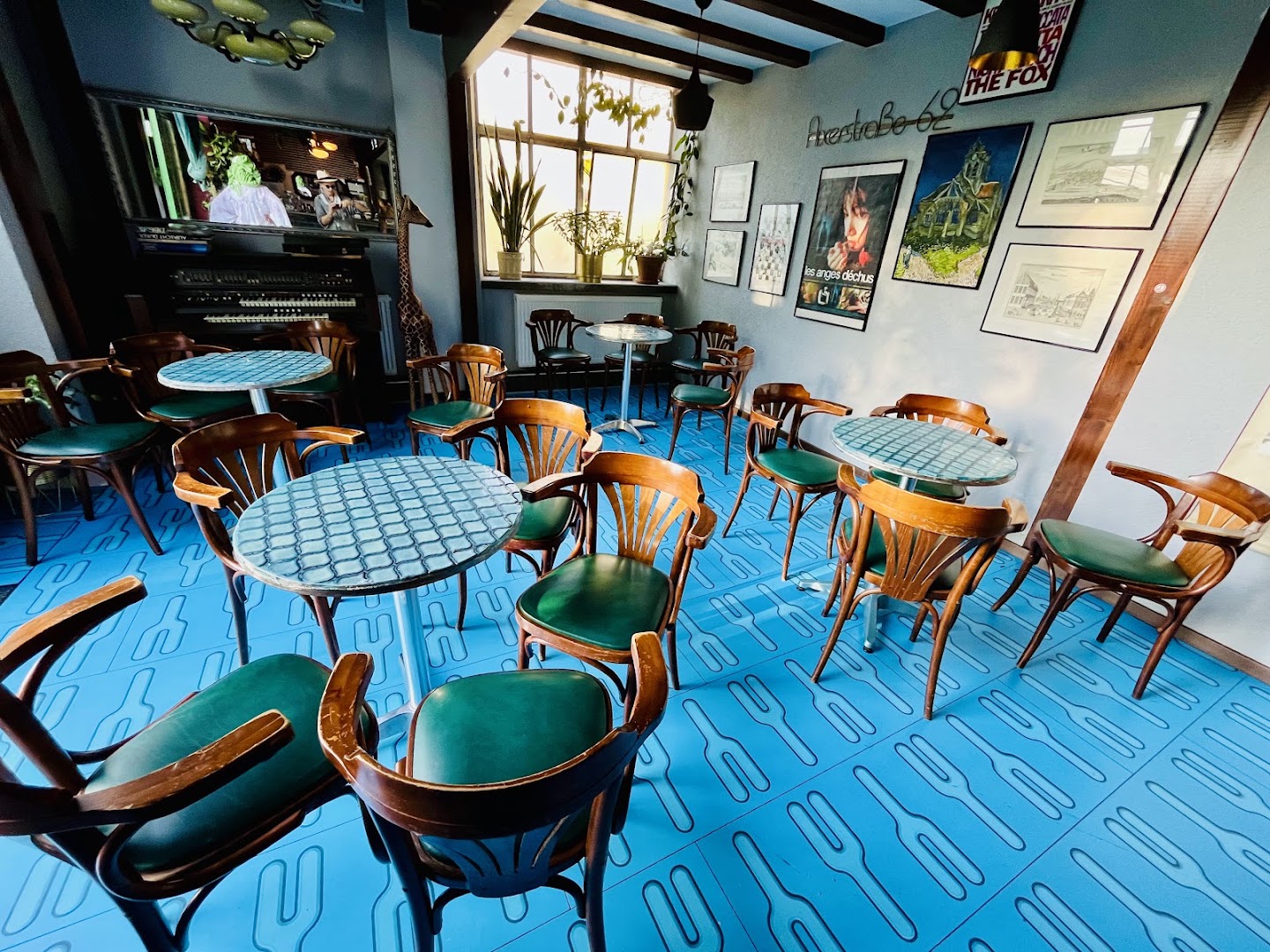 Café Panzer: clear, inviting interior atmosphere