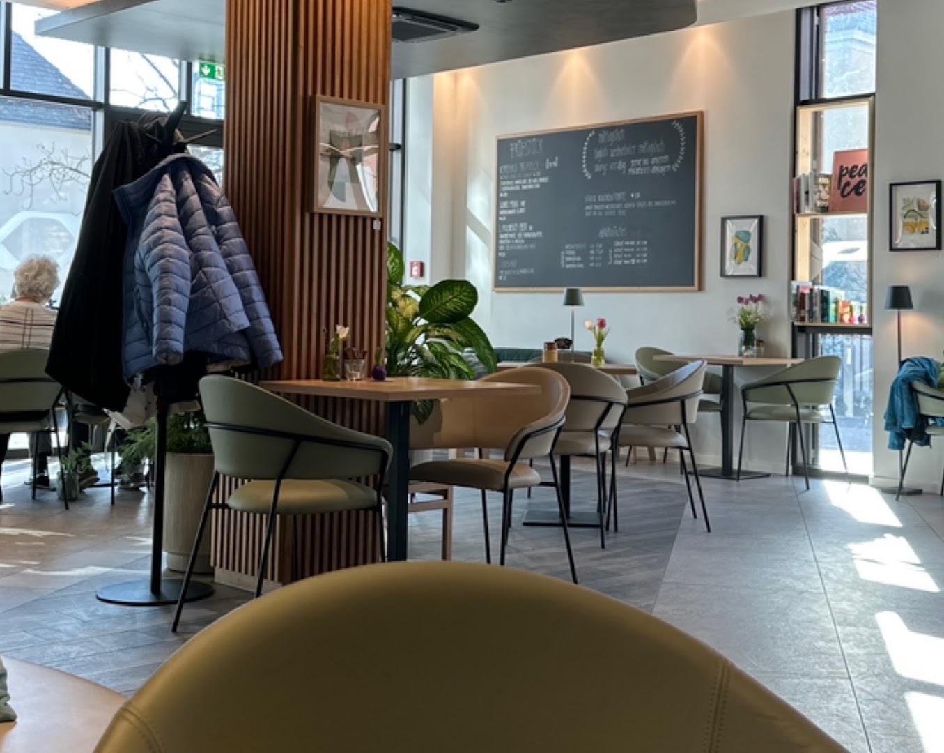 K'ffeehaus: inviting and professional interior shot