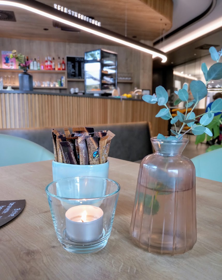 K'ffeehaus: inviting atmosphere and table setting