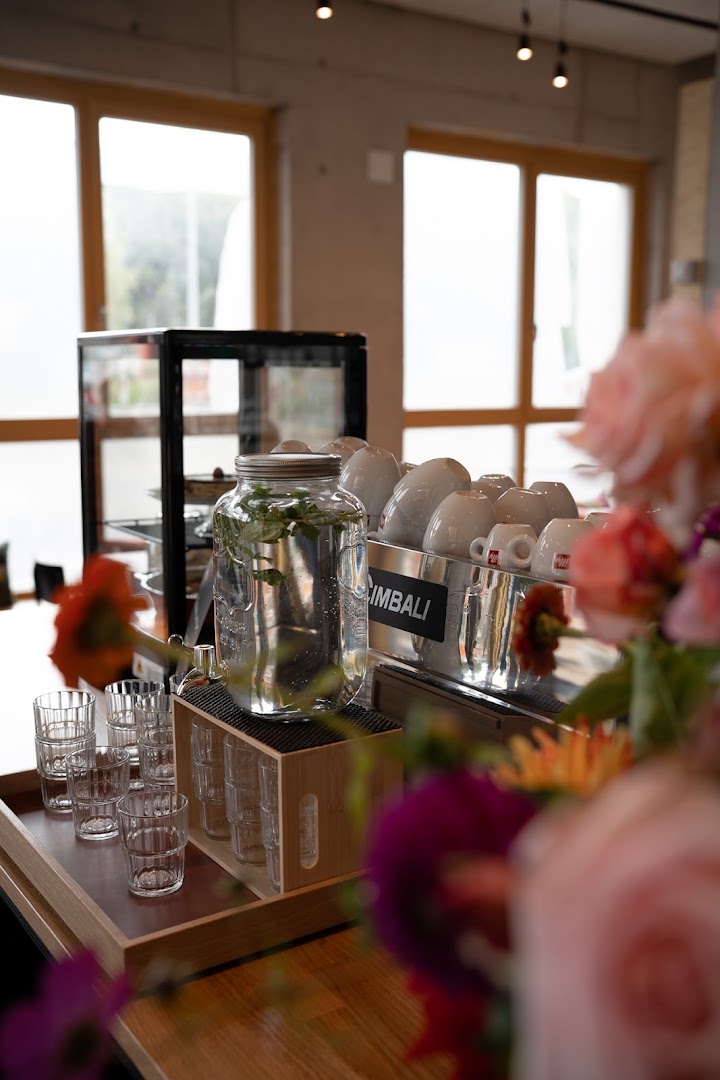 machBar: professional and inviting atmosphere shot