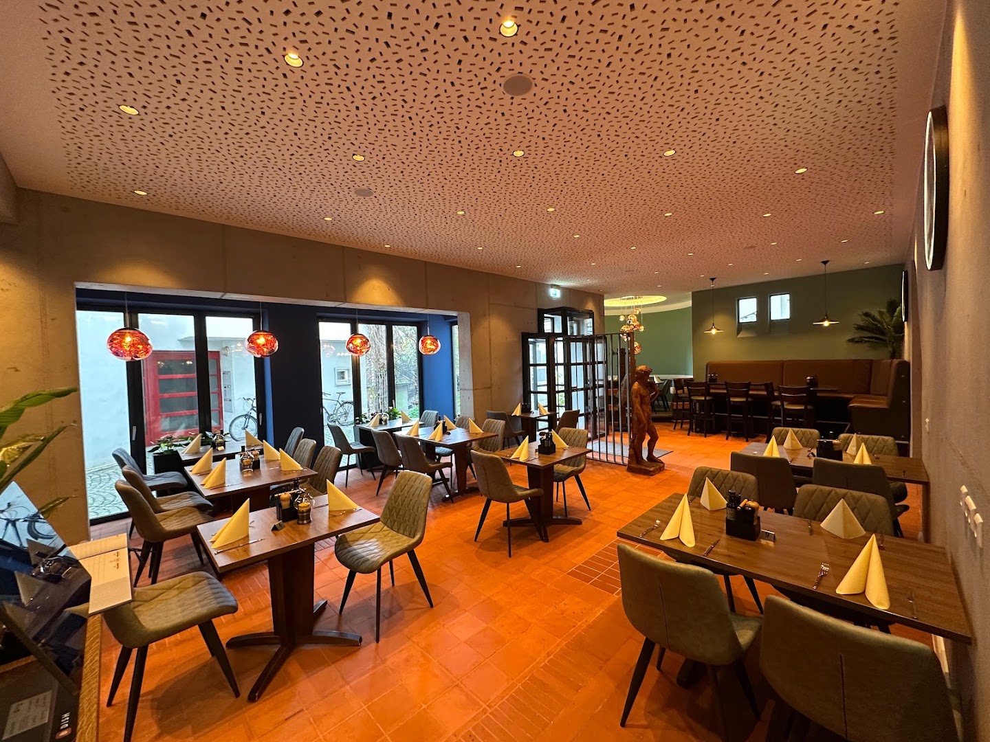 Ratskeller: clear, inviting interior restaurant shot