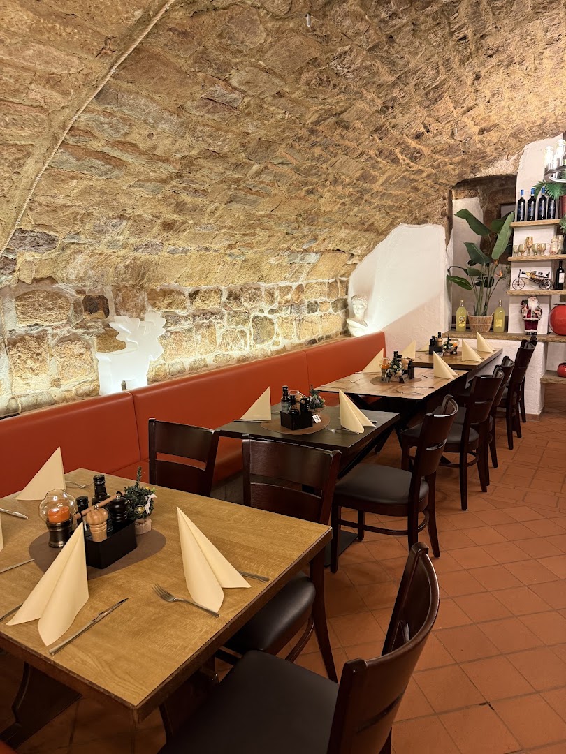 Ratskeller: inviting and clear restaurant interior