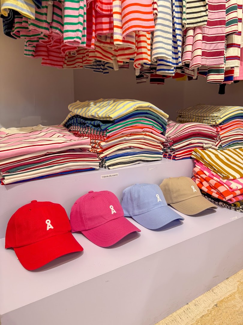 Rosa Eck: clear display of shop products