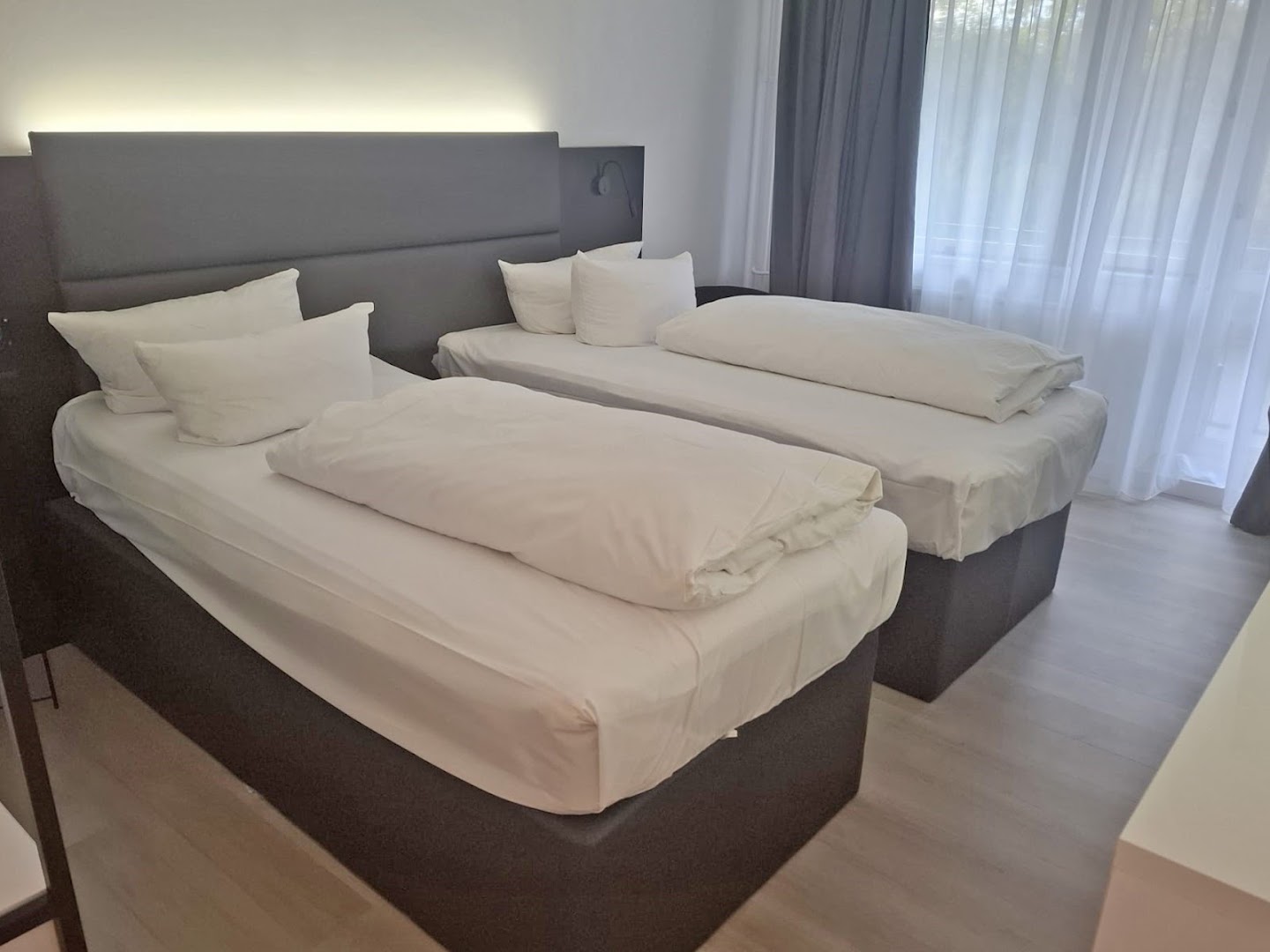 DORMERO Hotel Weimar: clean and professional hotel room