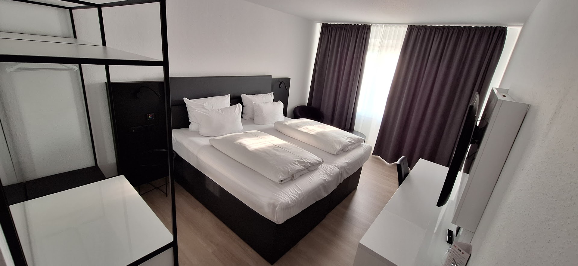 DORMERO Hotel Weimar: clear, professional hotel room photo