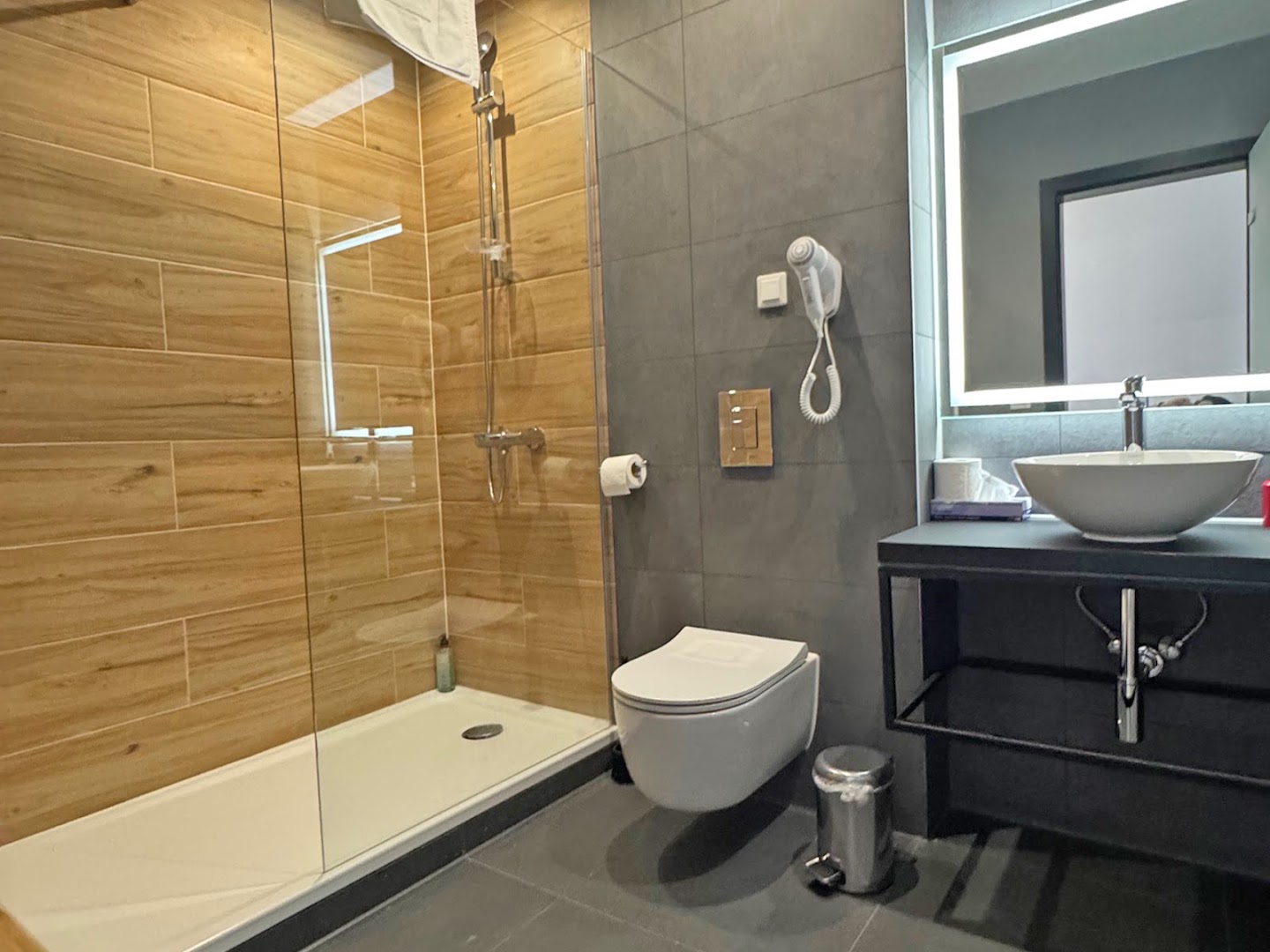 DORMERO Hotel Weimar: clean and professional hotel bathroom