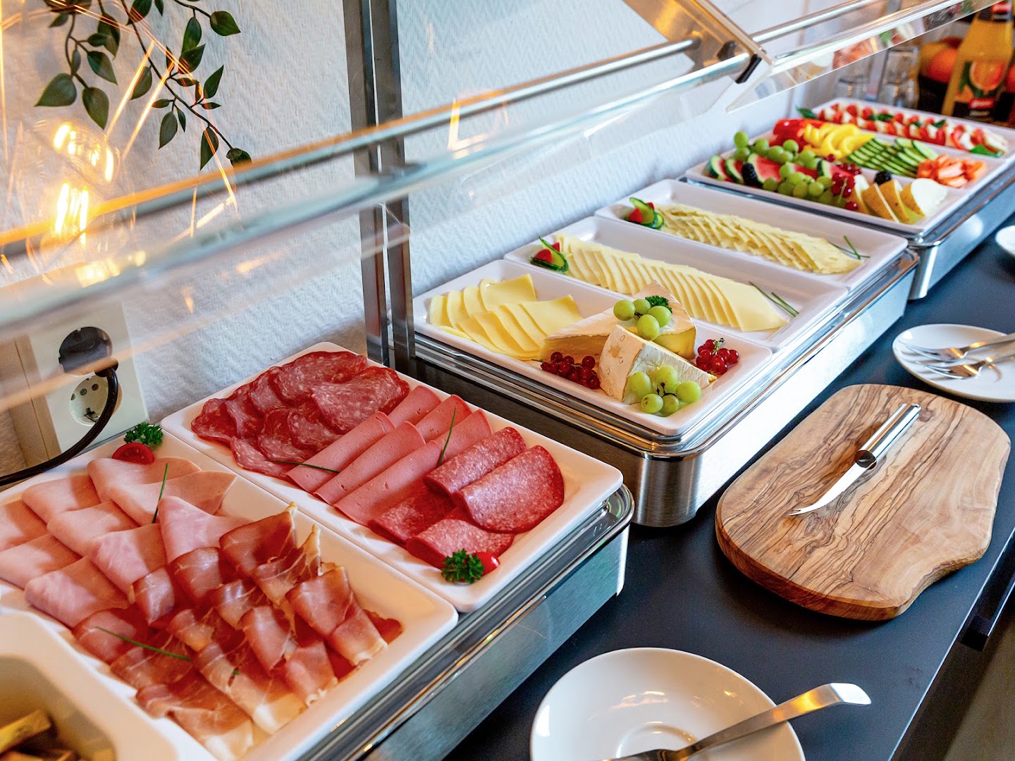 DORMERO Hotel Weimar: appetizing hotel breakfast buffet display