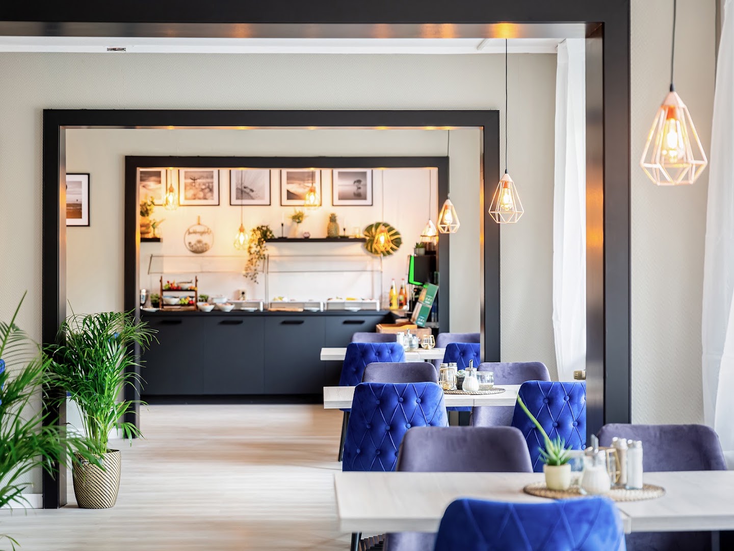 DORMERO Hotel Weimar: professional, inviting hotel breakfast area