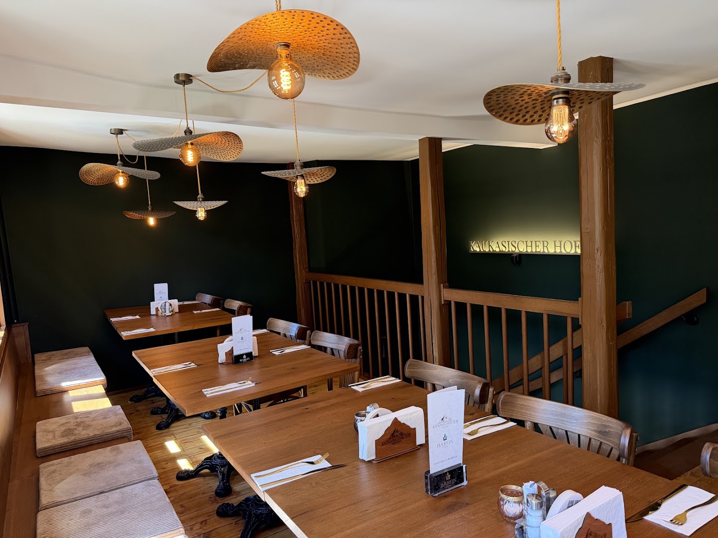 Kaukasischer Hof: clear, professional interior shot