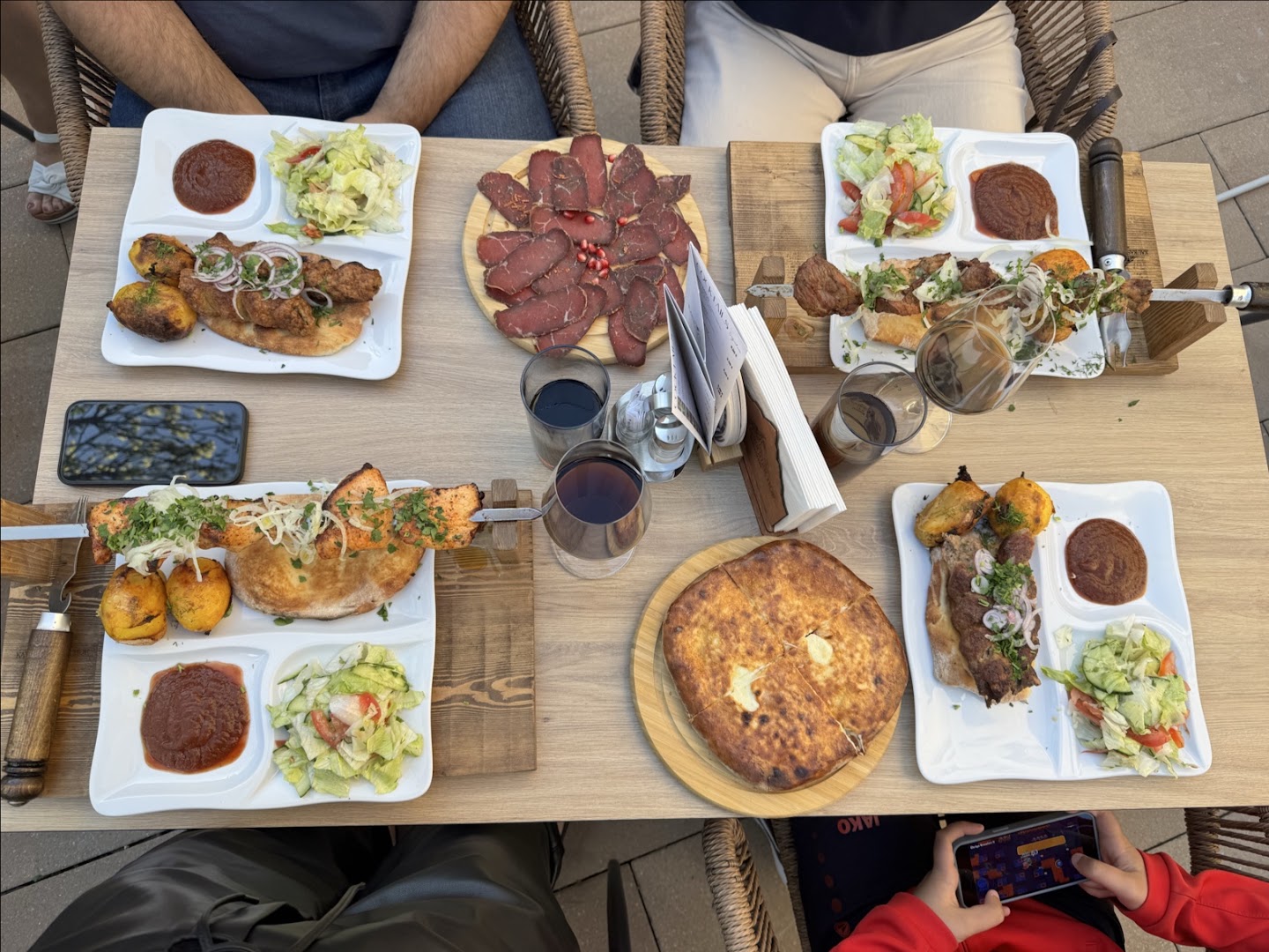 Kaukasischer Hof: appetizing food spread clearly displayed