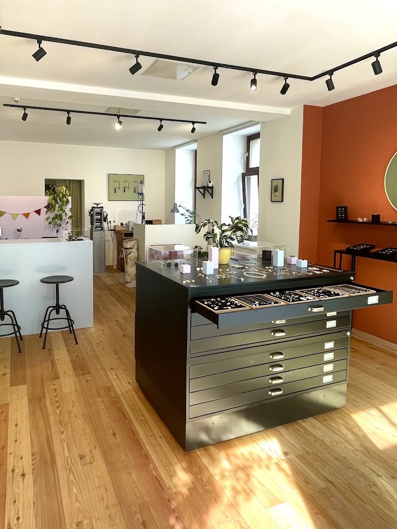Stadtelster: clear, professional shop interior photo