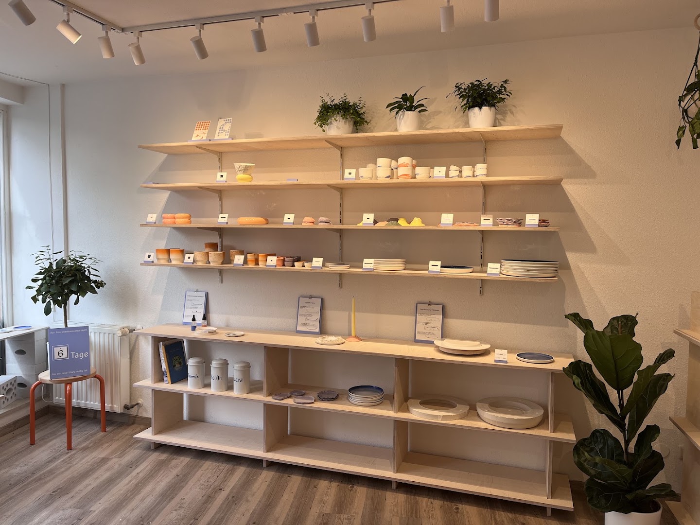 Studio Isa Schreiber: clear display of shop products