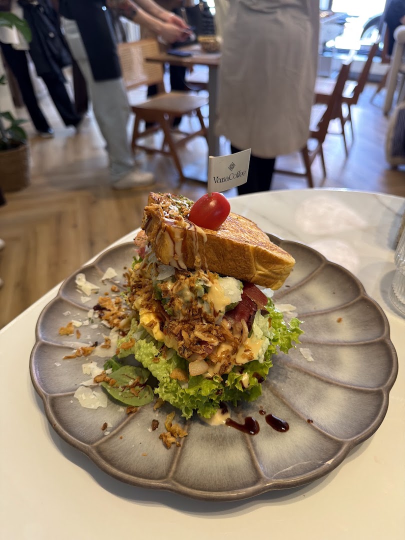 Vana Coffee: appetizing food photo with branding