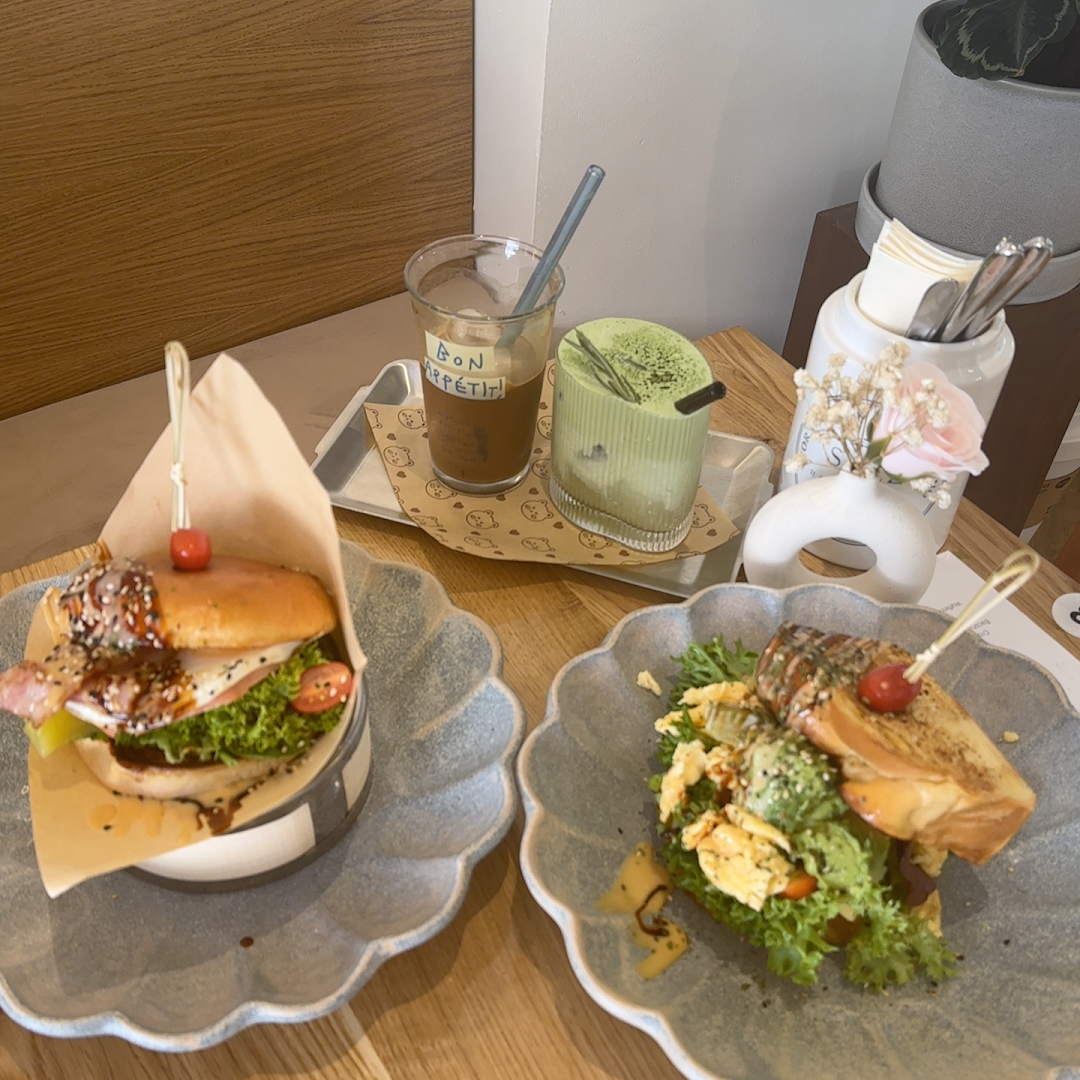 Vana Coffee: appetizing food and drink presentation