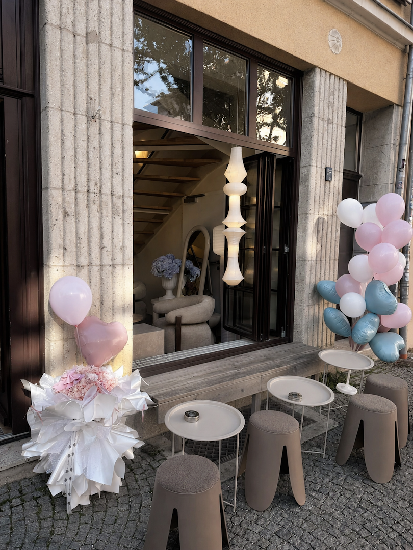 Vana Coffee: attractive and inviting venue exterior