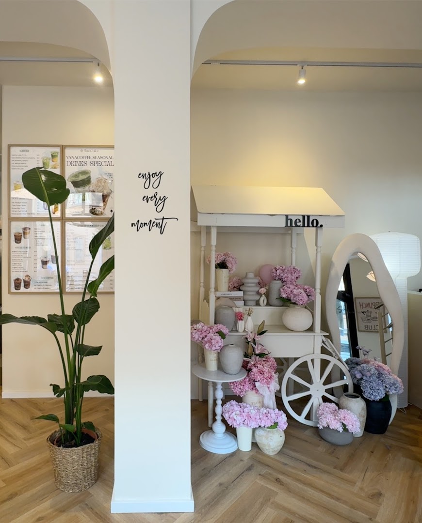 Vana Coffee: attractive and clean interior shot