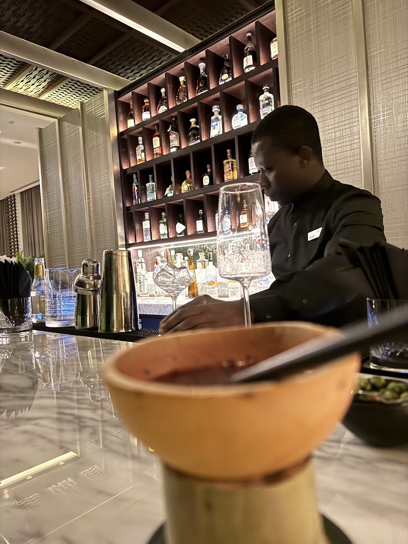 Asana Bar & Kitchen: professional atmosphere and staff photo