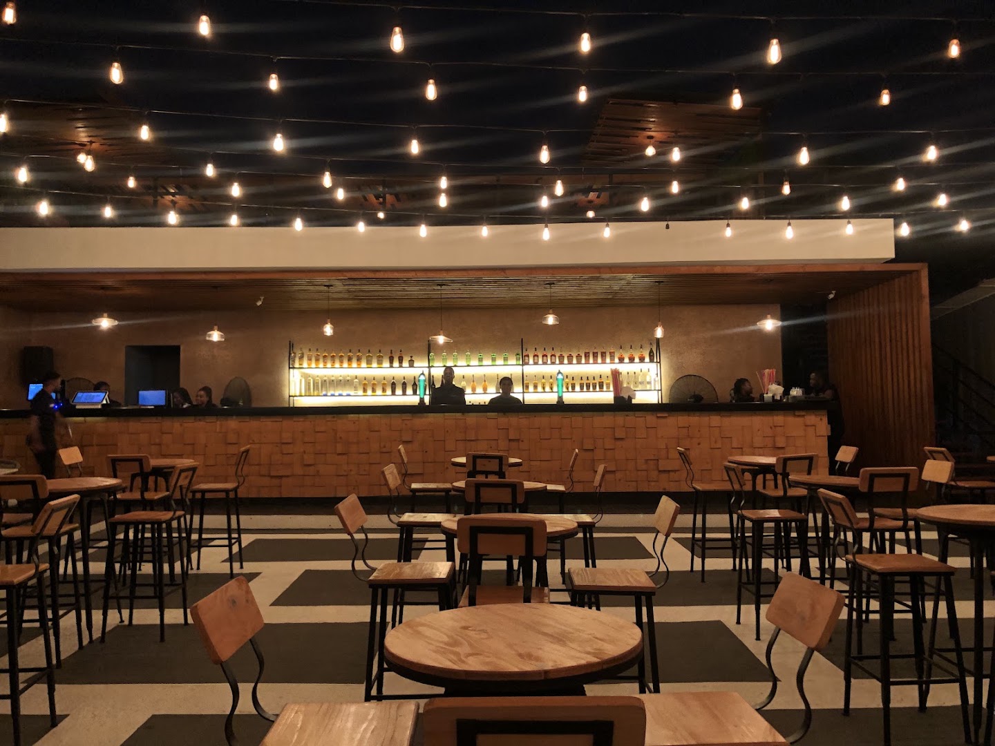 Bloom Bar: inviting atmosphere and clear interior