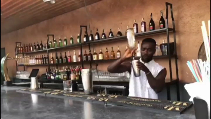 Bloom Bar: professional shot of bartender working