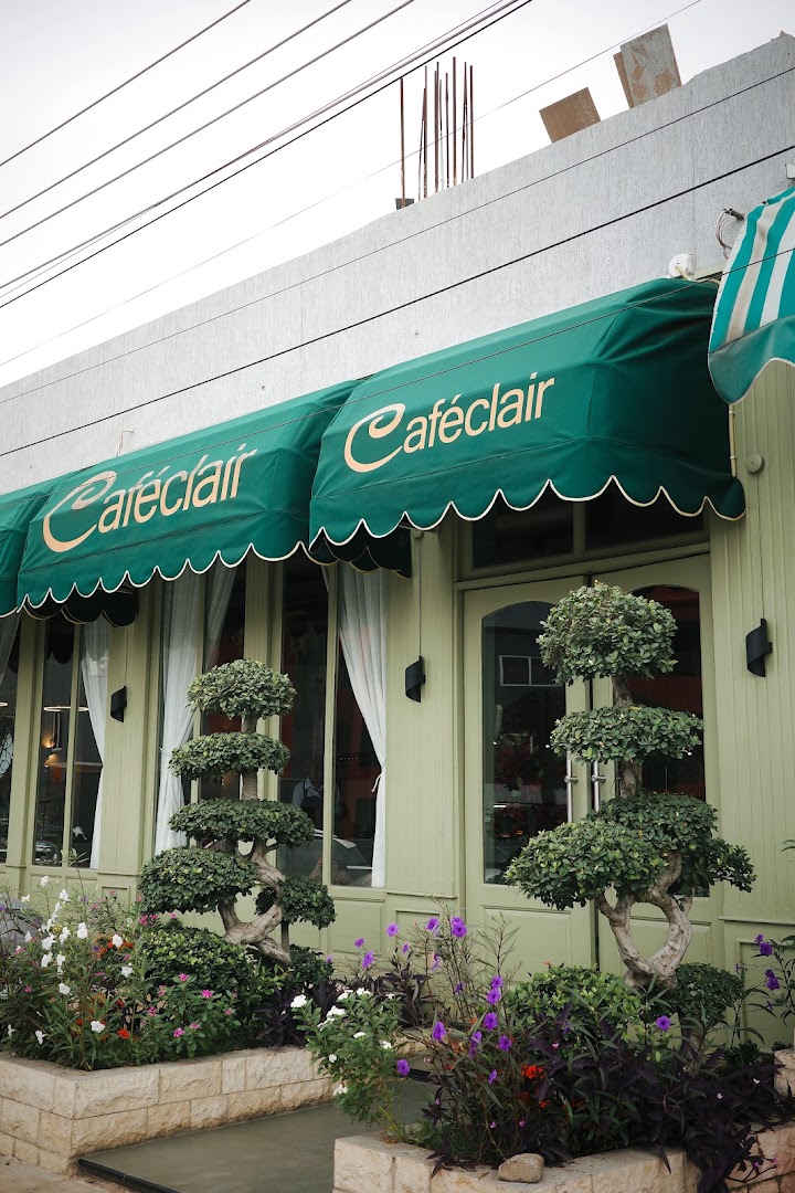Café Clair: clear, professional exterior shot