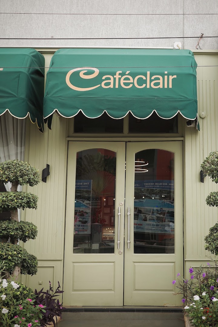 Café Clair: clear, professional exterior shot