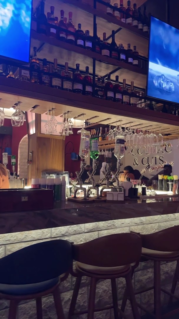 Casa 1715: inviting bar atmosphere and interior