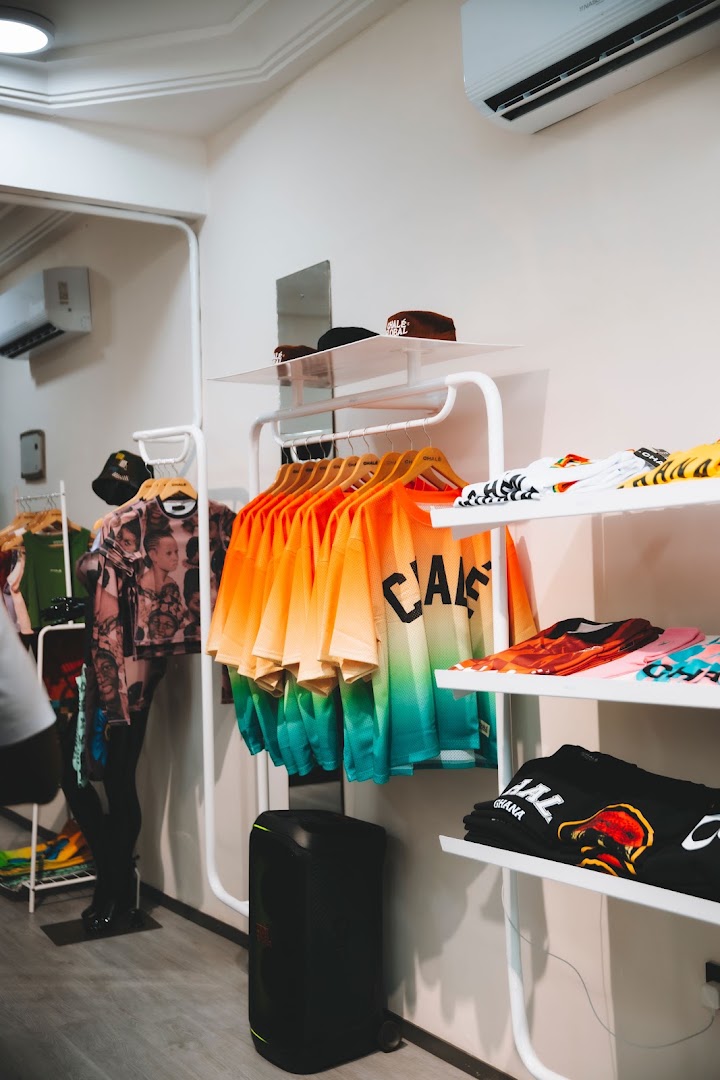 Chalé Store Osu: clear display of shop products