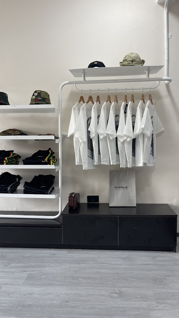 Chalé Store Osu: clear display of shop products