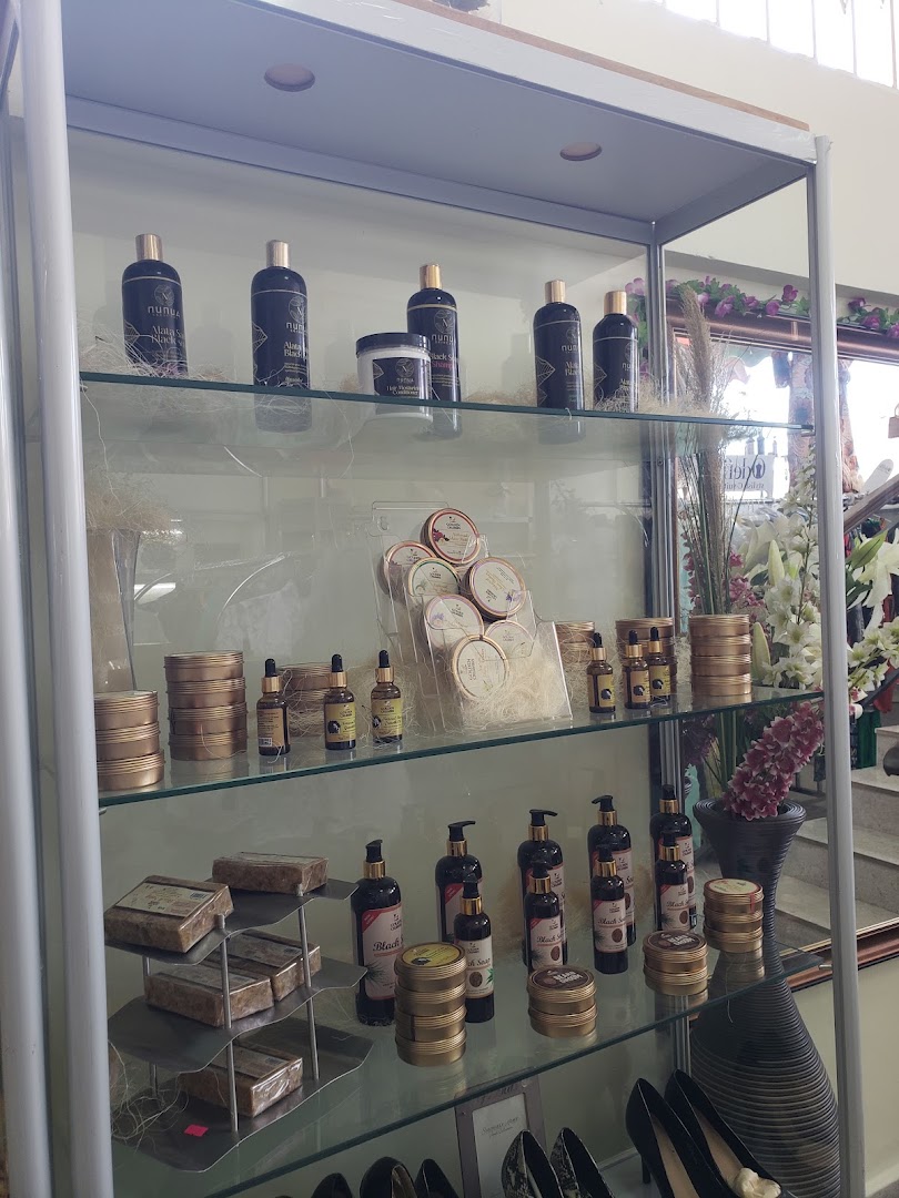 FashionGHANA Shop: clear display of shop products