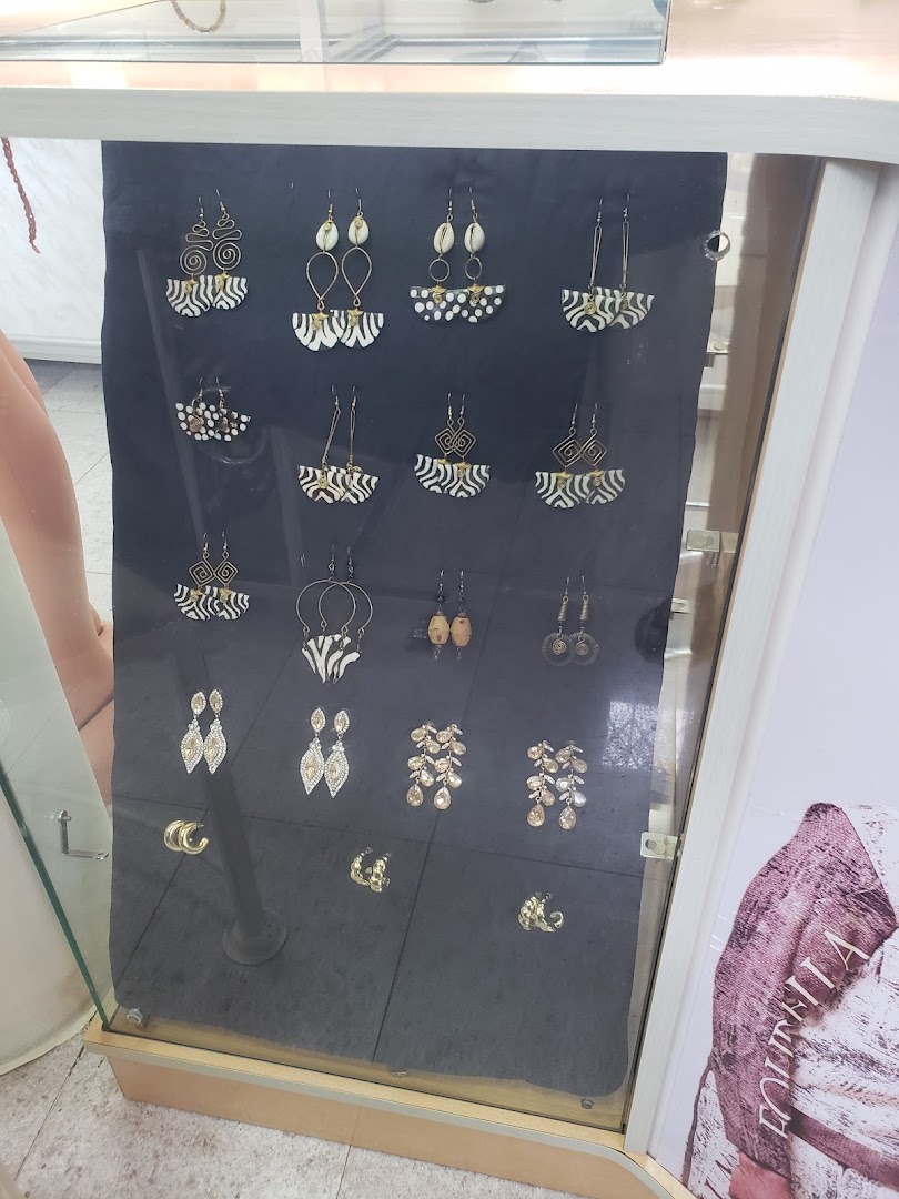 FashionGHANA Shop: clear display of shop products