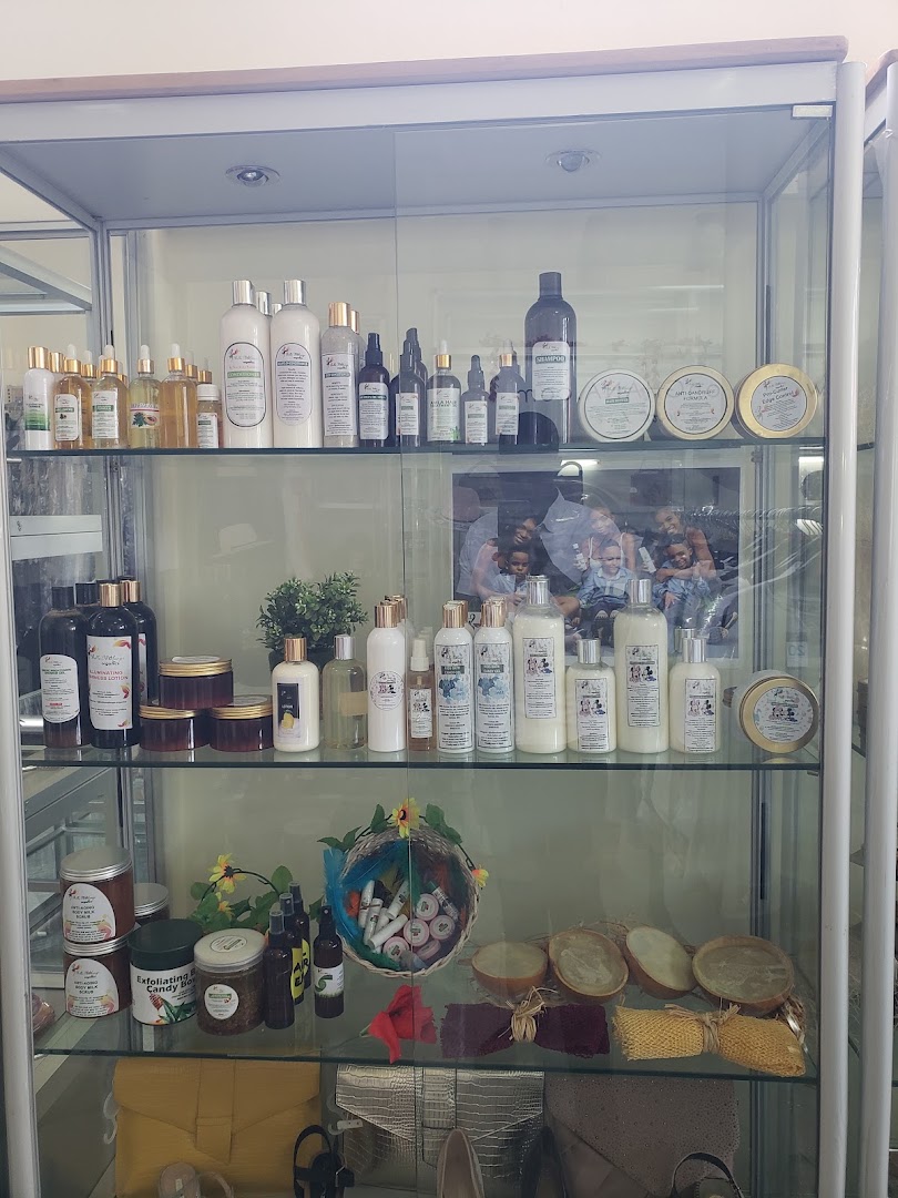 FashionGHANA Shop: clear display of shop products