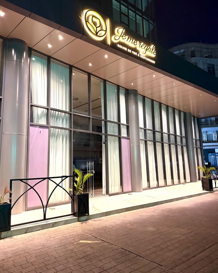 Je Me Régale: clear, professional exterior restaurant shot