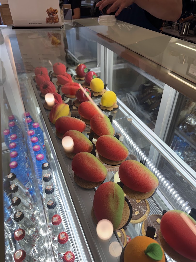 Kosta Coffee: appetizing display of fresh pastries