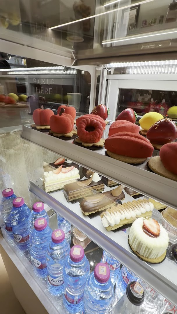 Kosta Coffee: appetizing display of fresh pastries
