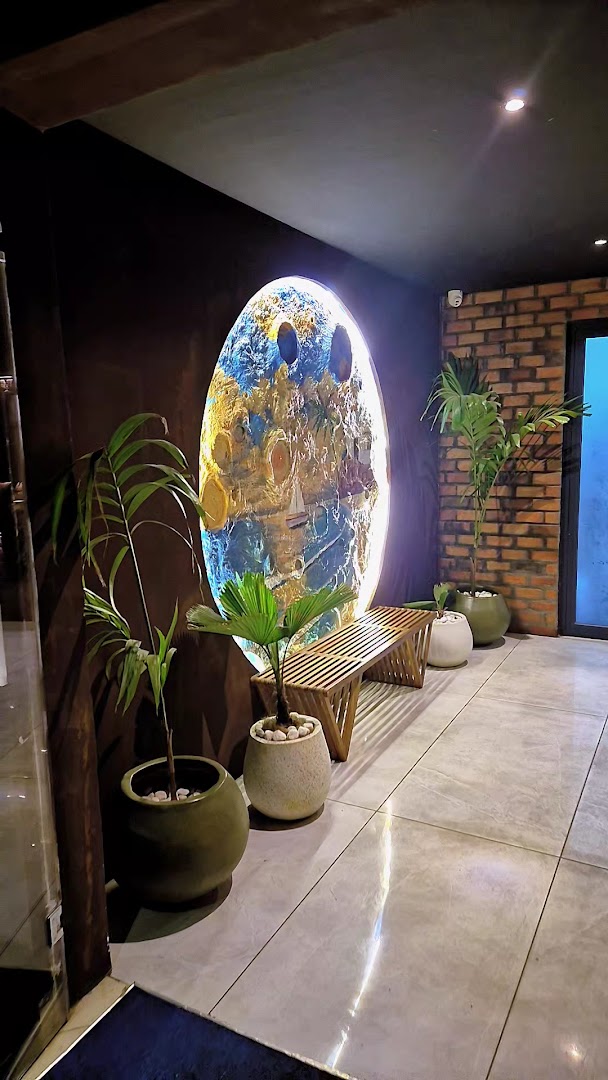 Lamu Restaurant: attractive interior design and lighting
