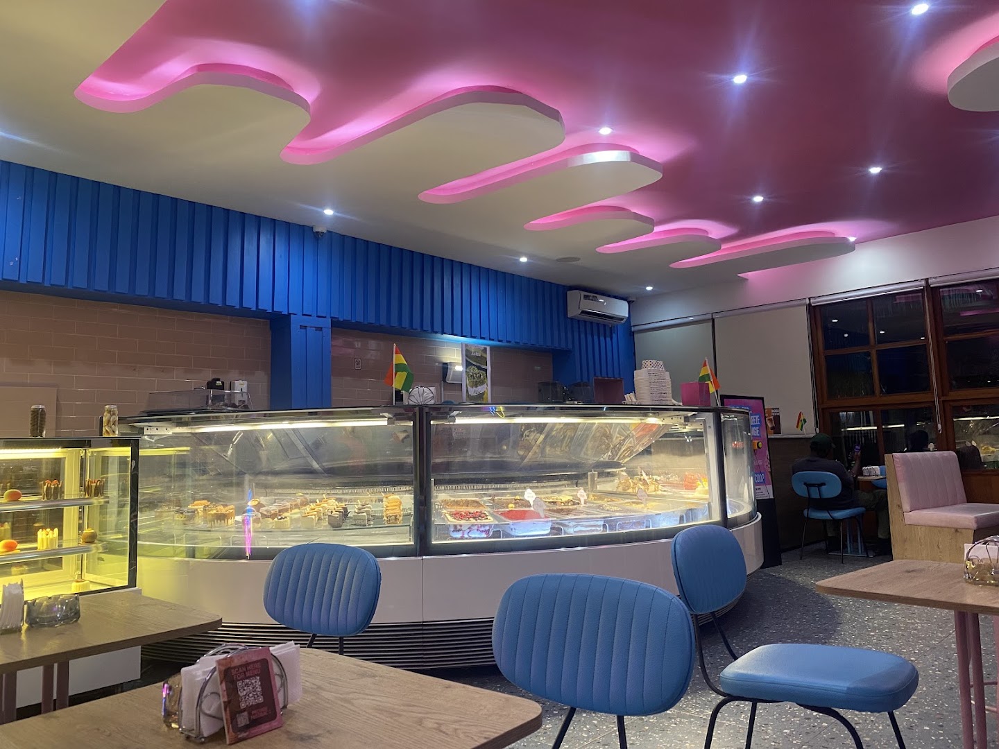 LeGlacier: clear interior shot showing atmosphere