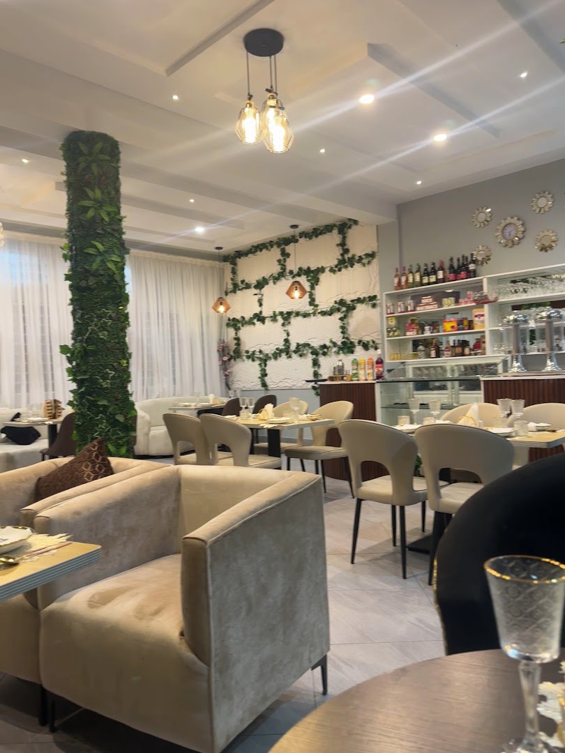Oasis Gracia: clear, inviting restaurant interior shot