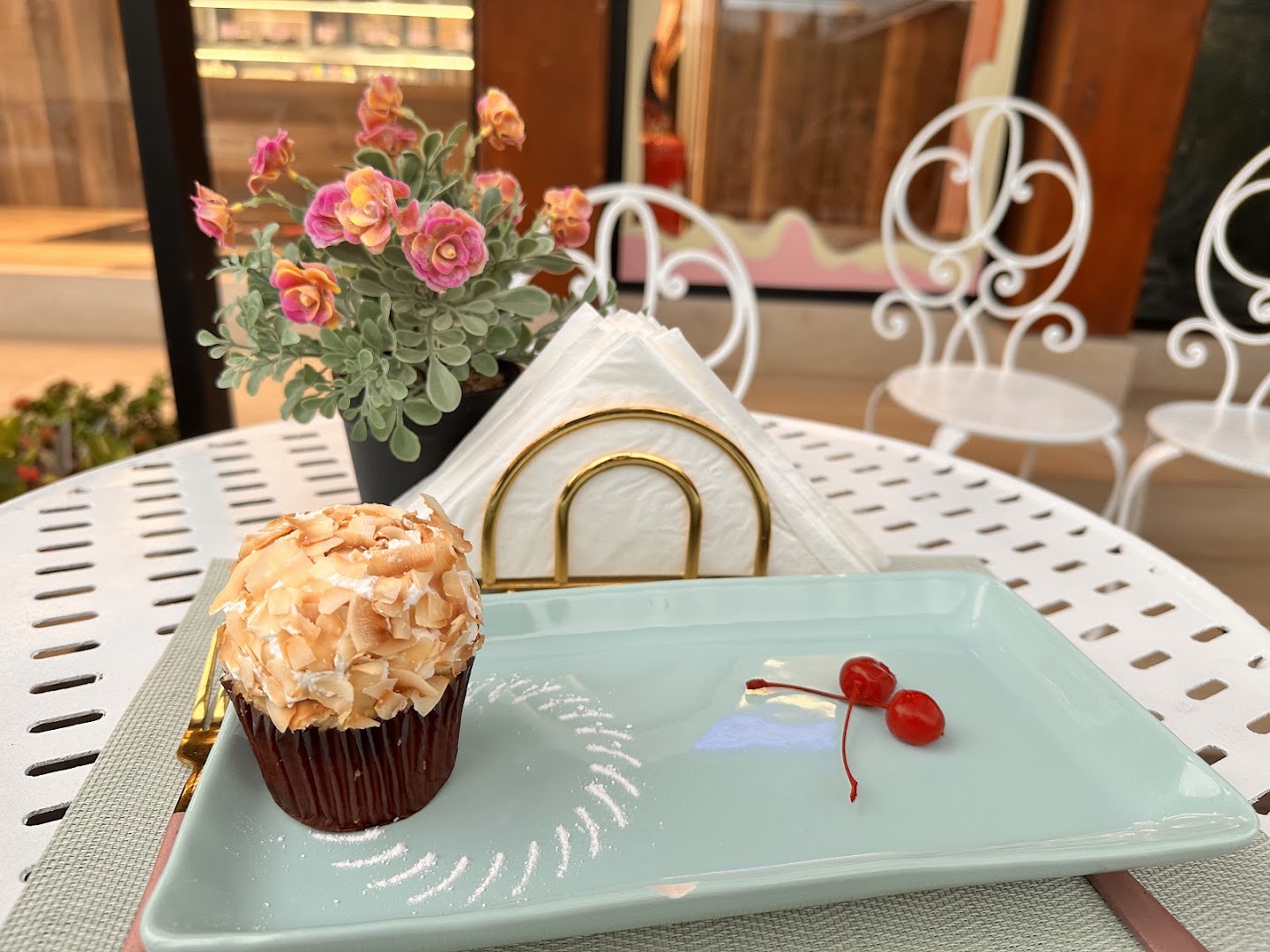 Pink Kafe: appealing food presentation and venue atmosphere