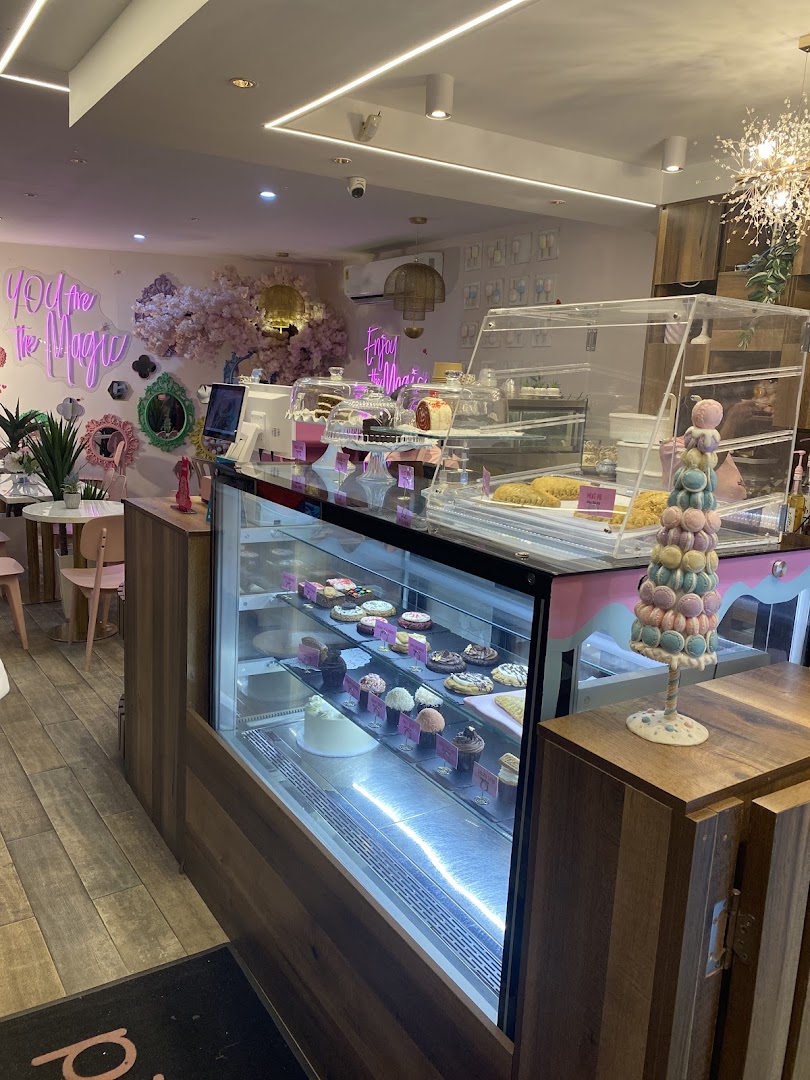 Pink Kafe: clear, inviting interior atmosphere