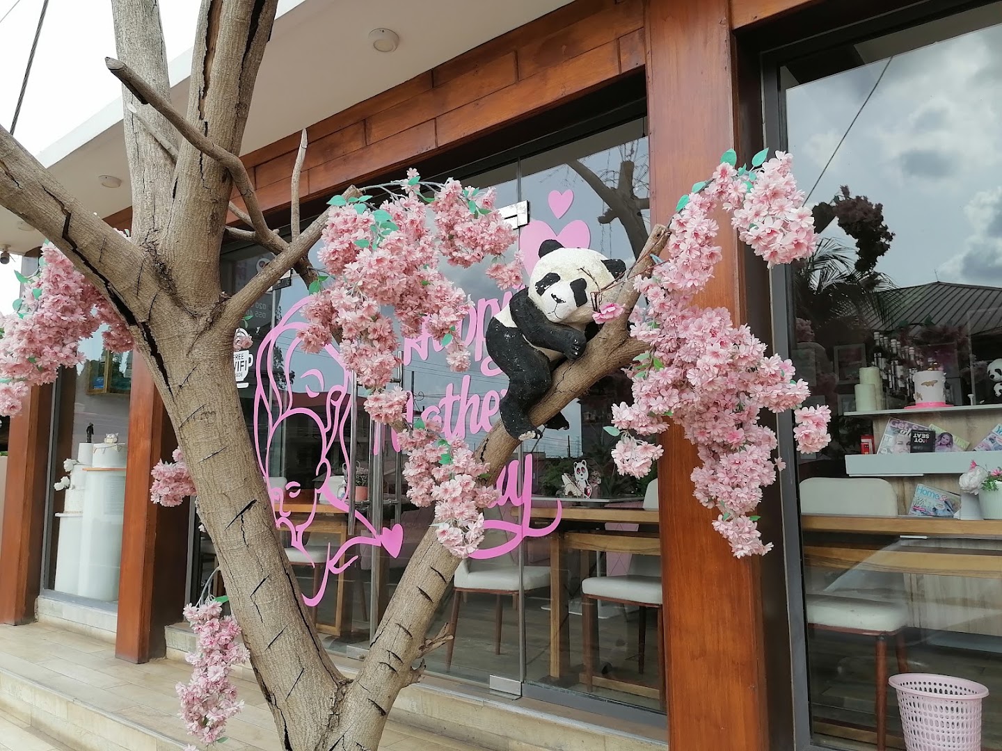 Pink Kafe: venue exterior and atmosphere